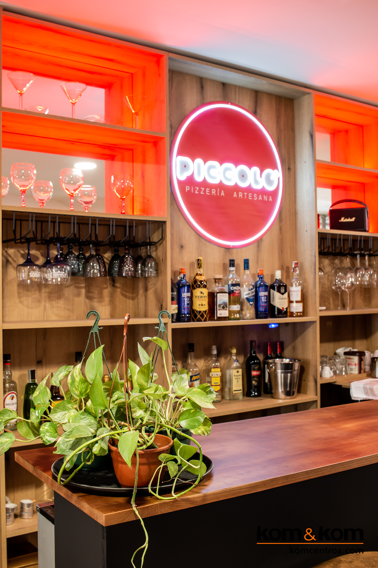 Barra y Botellero hecho a medida para Bar Pizzería en Yecla. Kom&Kom